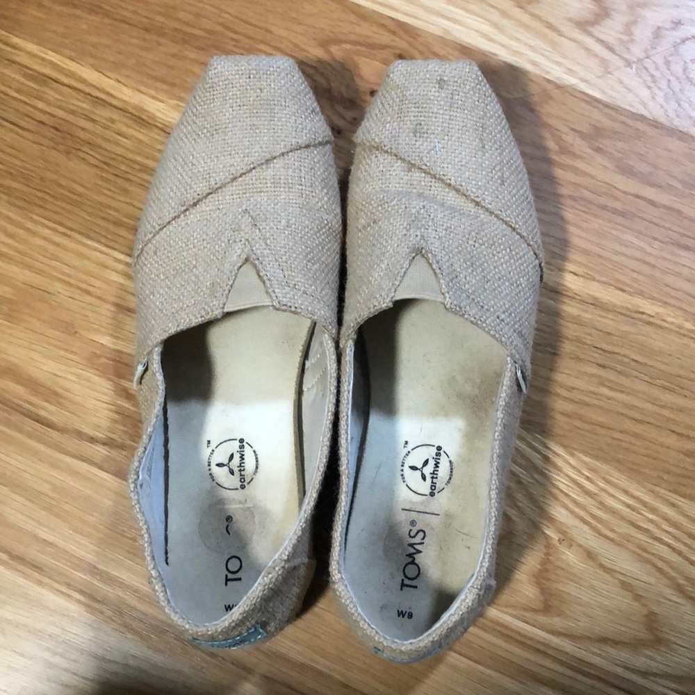 Tom’s woven flats